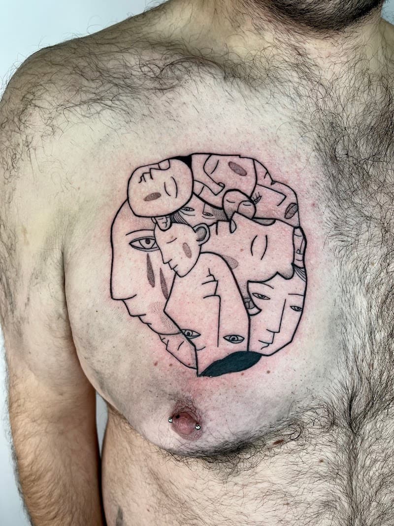 Abstracte fineline tattoo van meerdere gezichten in een cirkel op de borst.