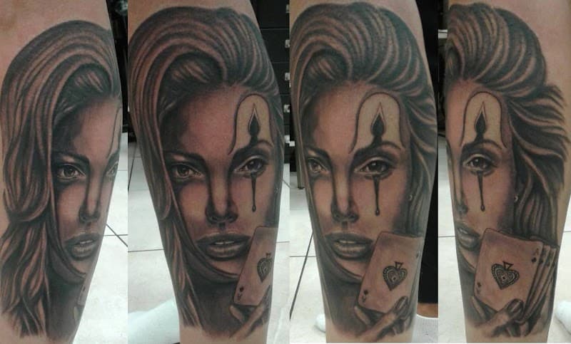 Realistisch portret van een vrouw met clownsmake-up en een schoppenaas kaart.