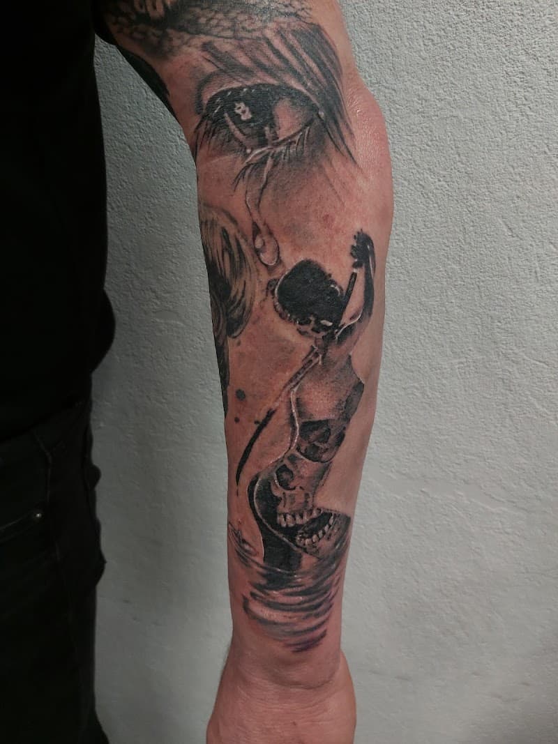 Realistisch oog en figuur met schedel in water op onderarm.