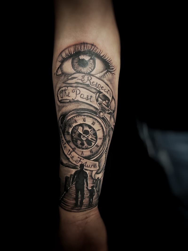 Realistische half-sleeve met oog, zakhorloge, tekst en vader met kind.