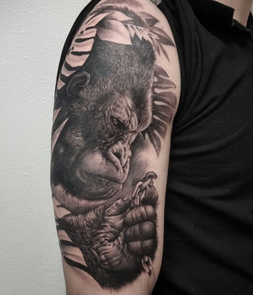 Realistische gorilla met ketting en bladeren op bovenarm