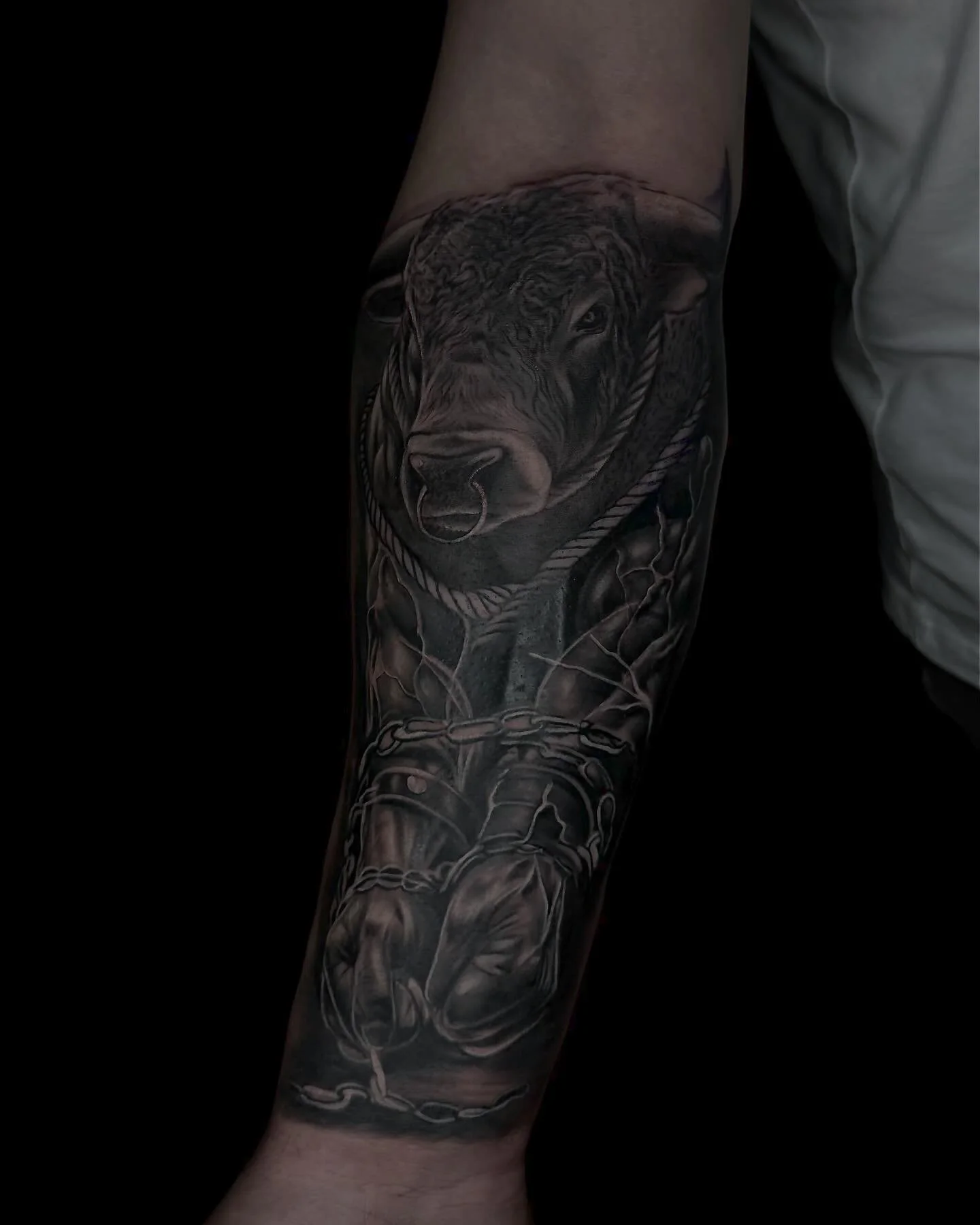 Realistische stier met touw en kettingen op onderarm.