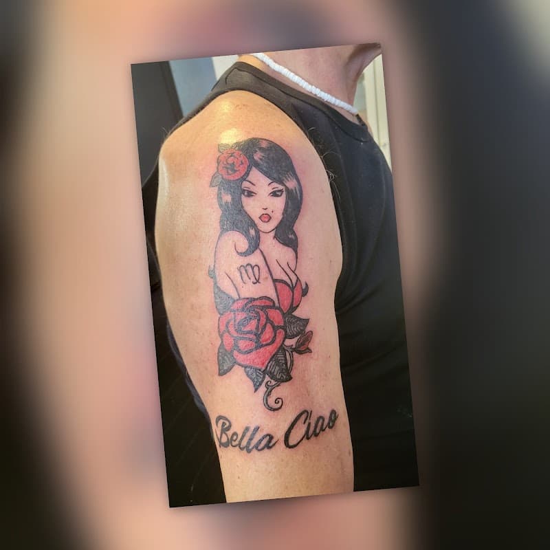 Traditionele tattoo van vrouw met roos, maagd-symbool en 'Bella Ciao' tekst.