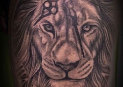 Realistische leeuwenkop met klok en Romeinse cijfers.