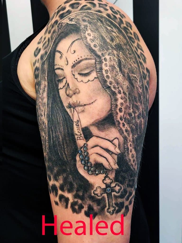 Chicano stijl portret van vrouw met 'Blessed' op vinger en rozenkrans.