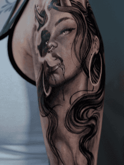 Realistisch portret van een rokende vrouw met hoorns op de bovenarm.