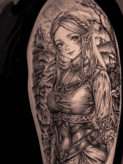 Blackwork tattoo van een elf vrouw in een fantasielandschap op de bovenarm.