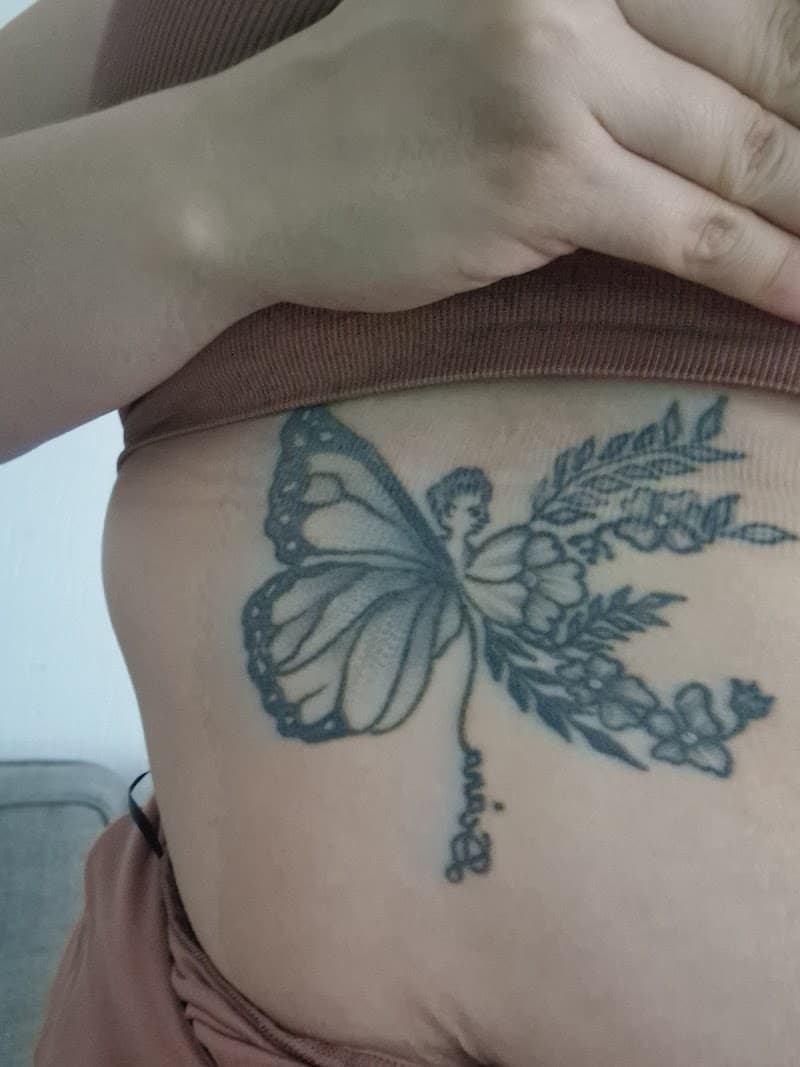 Illustratieve fee met vlindervleugel en bloemen op de ribben.