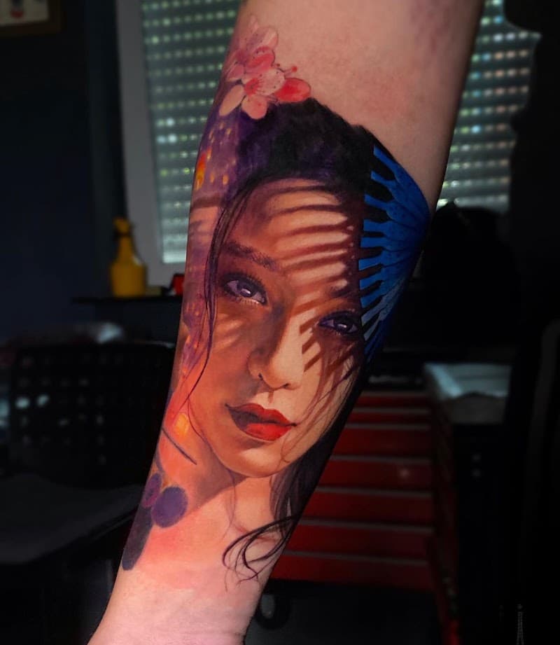 Realistisch portret van een vrouw met bloemen en schaduw op de onderarm.