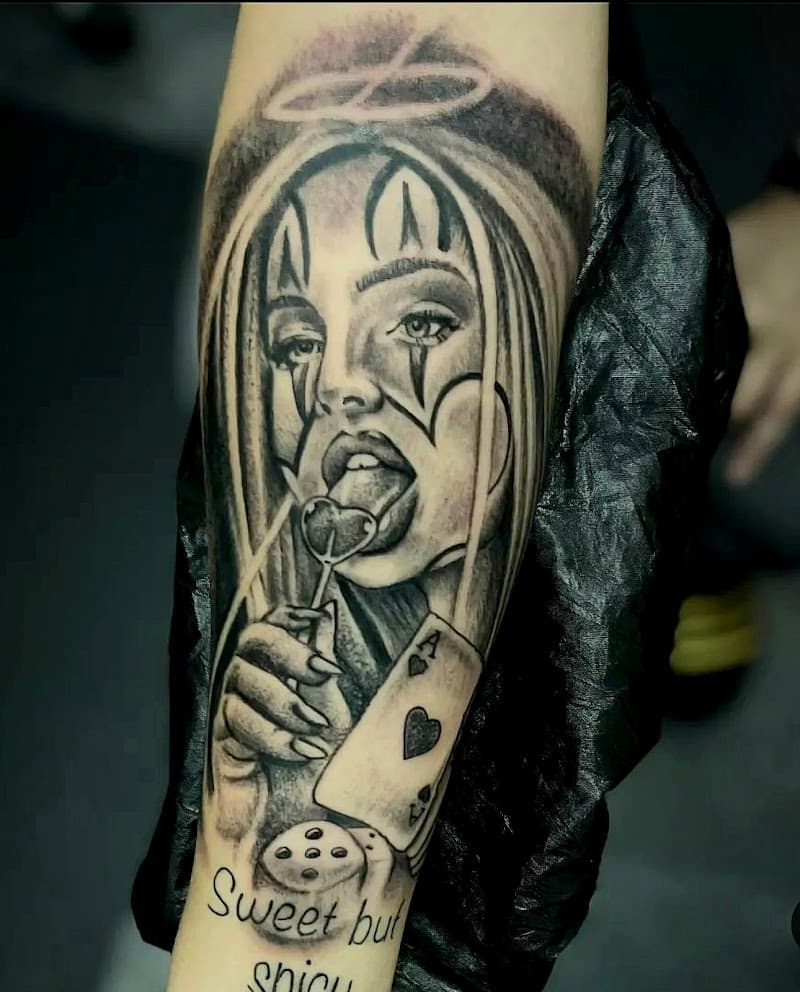 Chicano stijl tattoo van vrouw met clownsmake-up, lolly en kaarten.