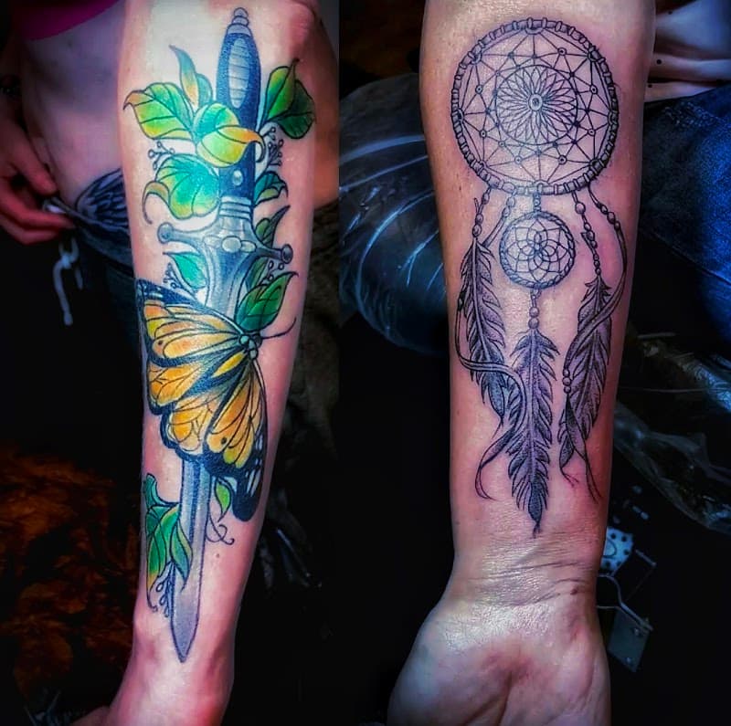 Neo-traditional dolk met vlinder en blackwork dromenvanger op onderarmen.