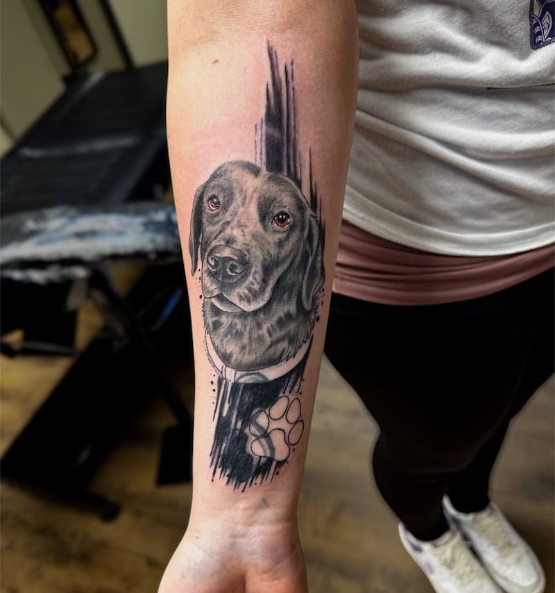 Realistisch portret van een zwarte hond met een pootafdruk en penseelstreken.