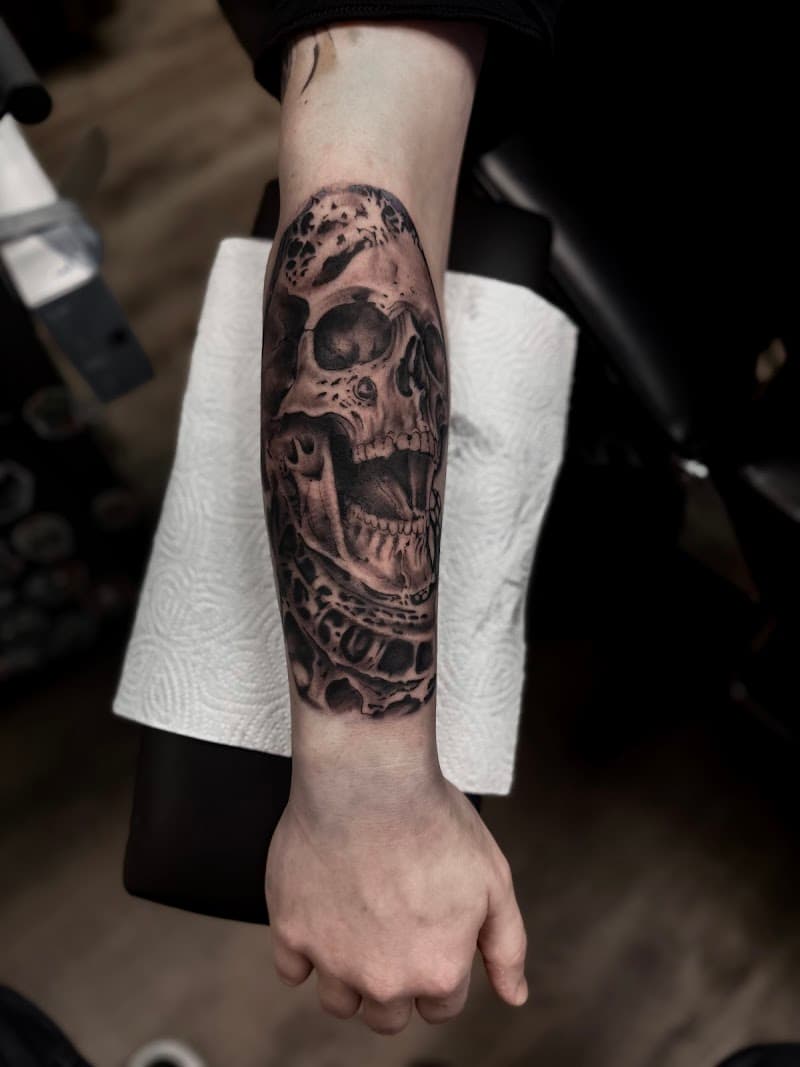 Gedetailleerde realistische schedel tattoo op de onderarm.