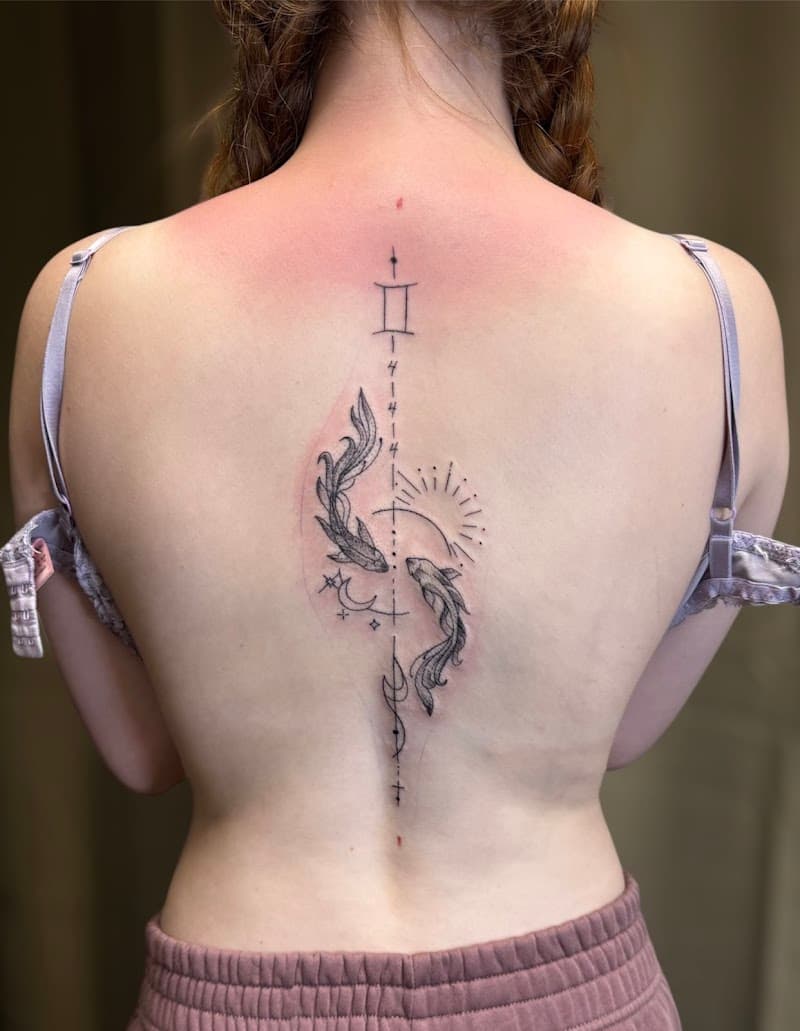 Fineline tattoo van twee vissen, sterrenbeeld Tweelingen en zon/maan op de rug.