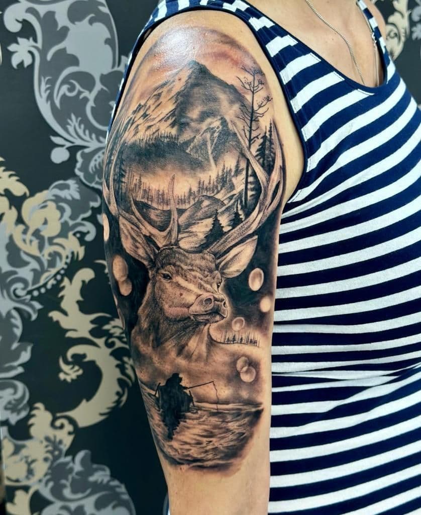 Realistisch hert met gewei, bergen en visser op bovenarm.