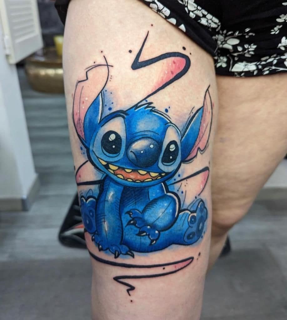 Kleurrijke, schetsmatige Stitch tattoo met aquarel effecten op het bovenbeen.