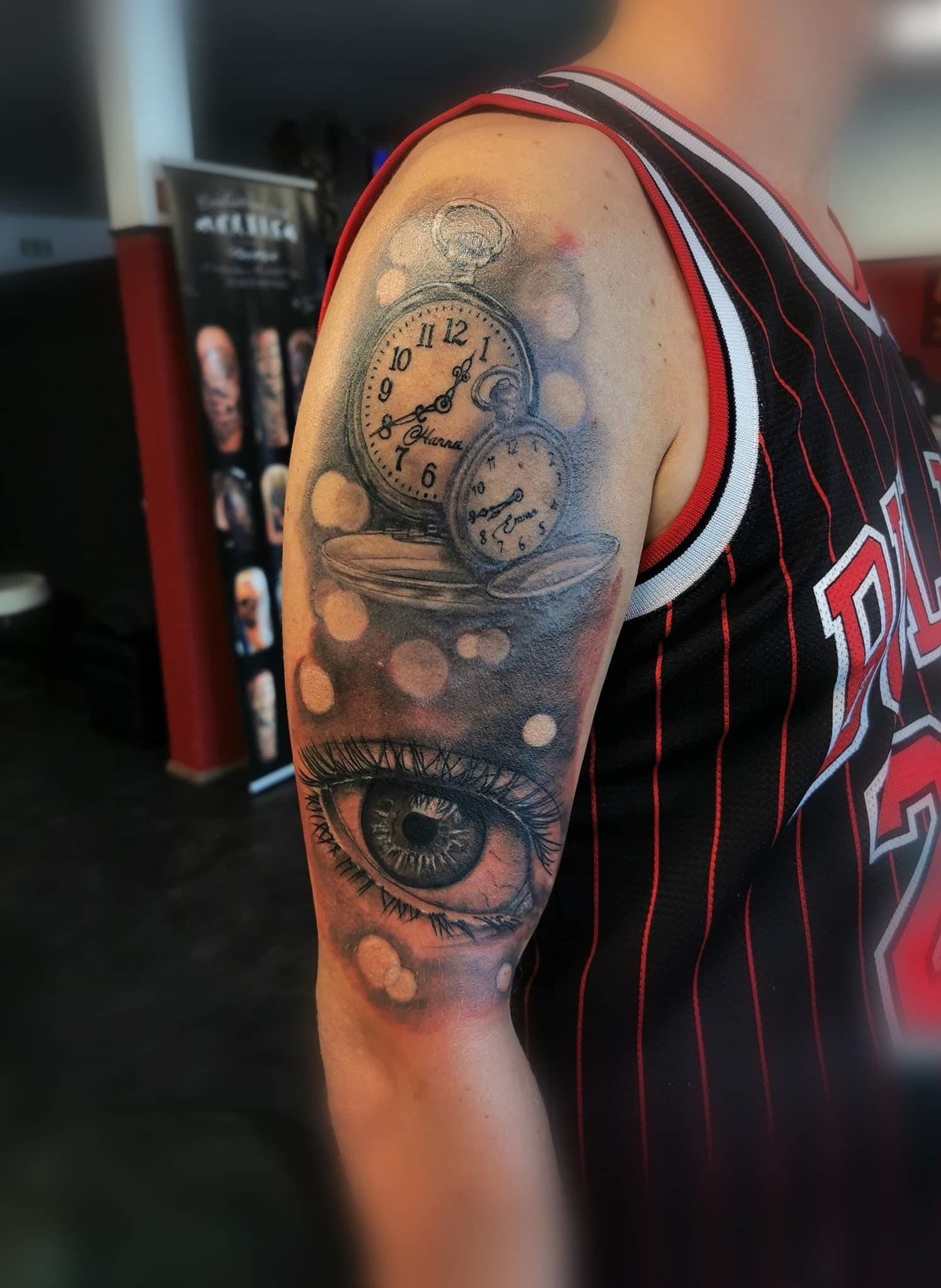 Realistisch oog en twee zakhorloges op bovenarm.