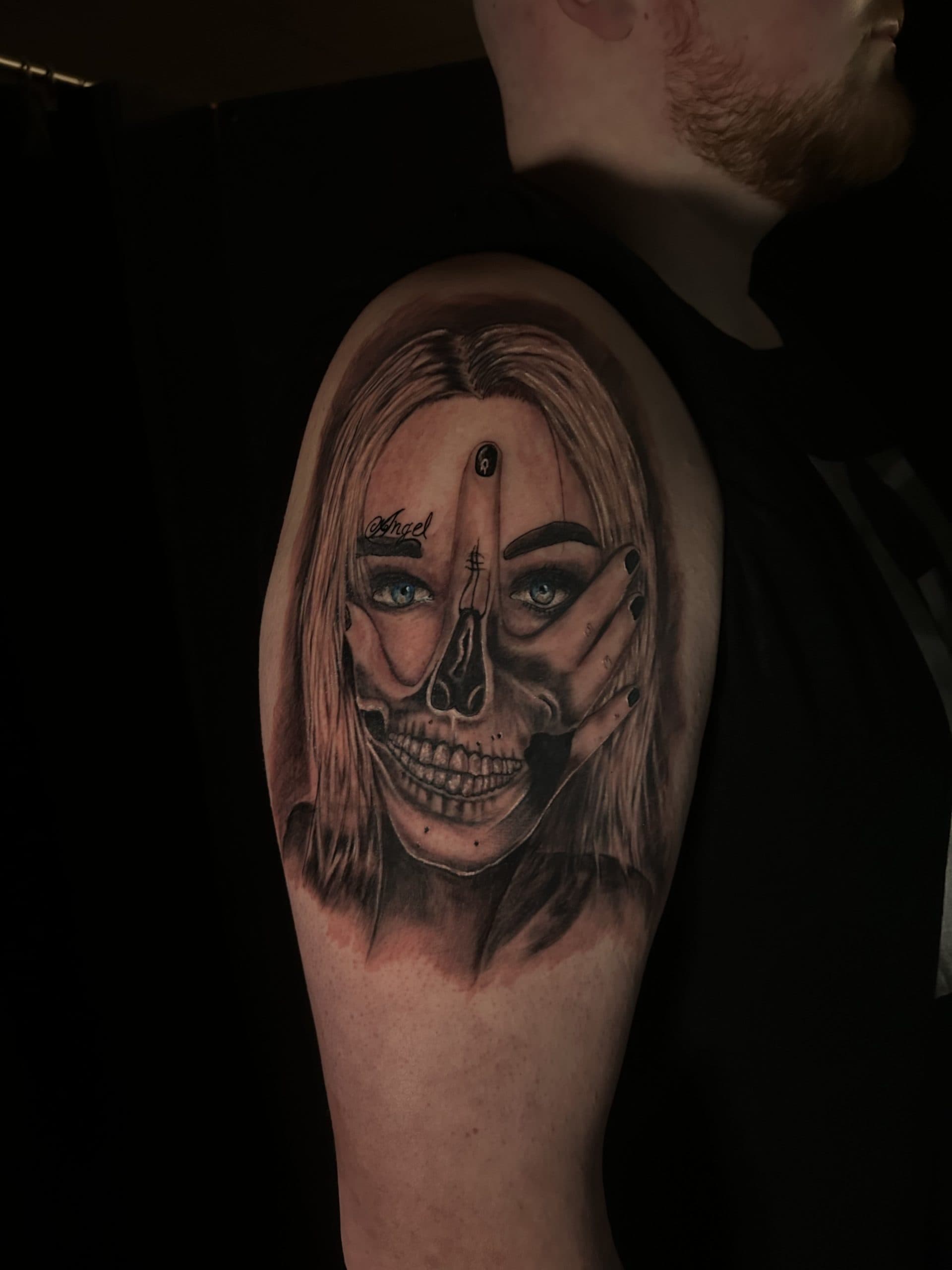 Realistisch portret van vrouw met schedelgezicht en hand op bovenarm.