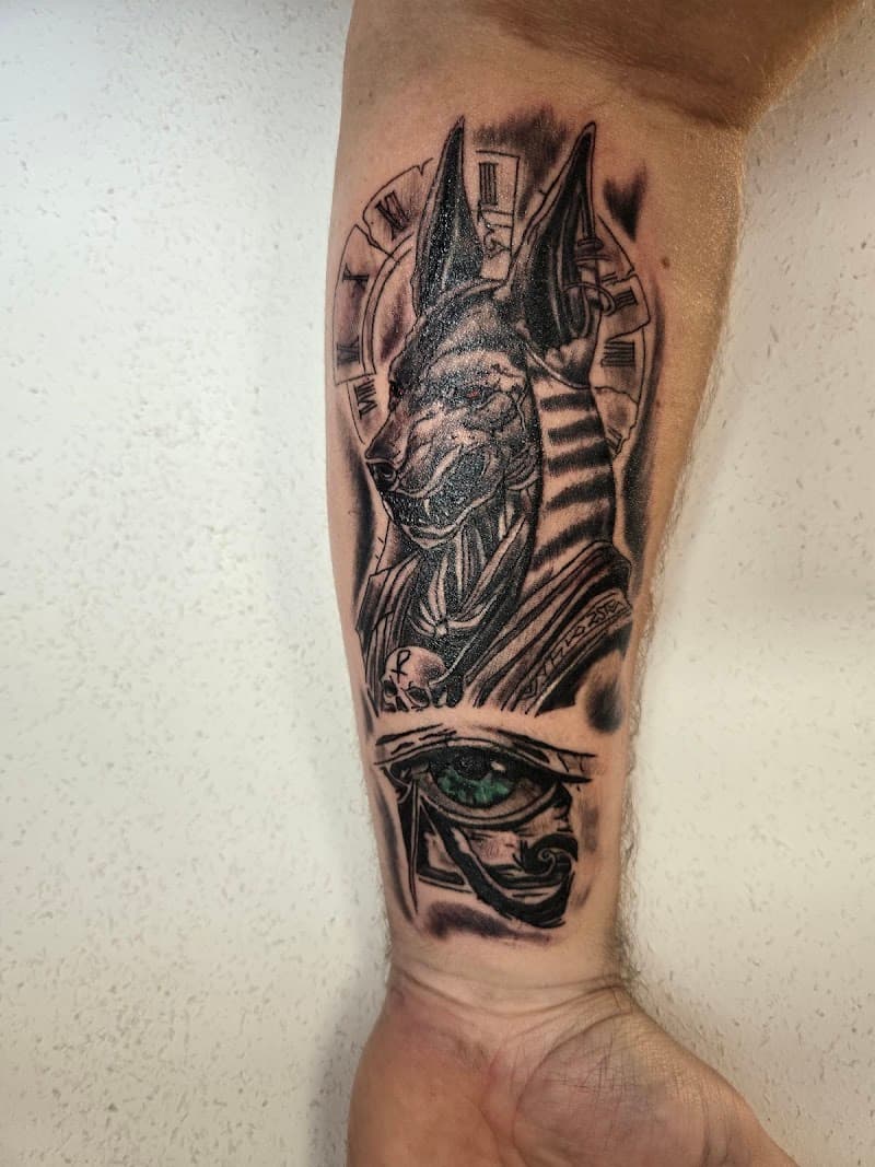 Blackwork Anubis en Oog van Horus op onderarm.