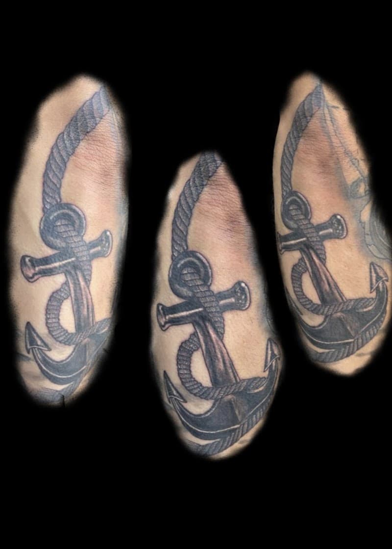 Zwart-wit anker met touw tattoo, drie aanzichten.