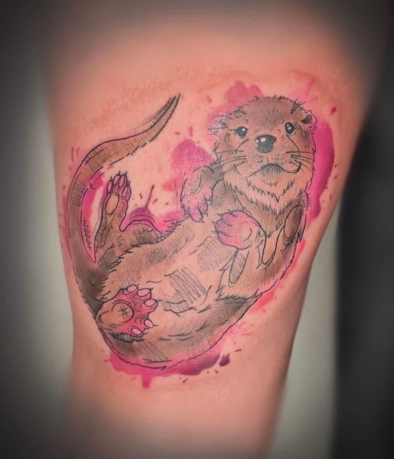 Schattige otter tattoo in schetsstijl met roze aquarel spetters.