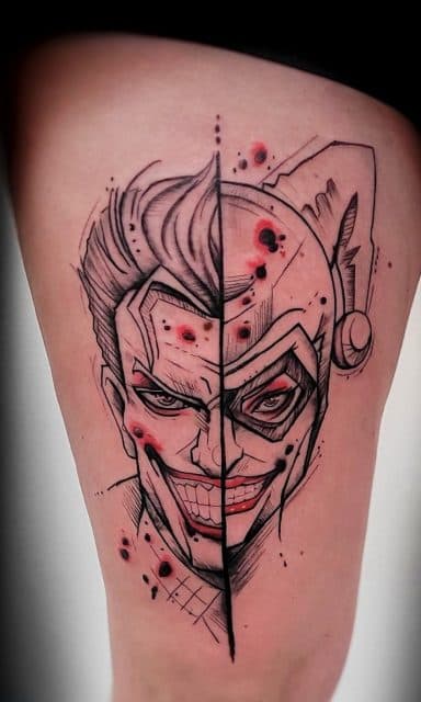 Gedeeld portret van Joker en Harley Quinn in schetsstijl met rode accenten.