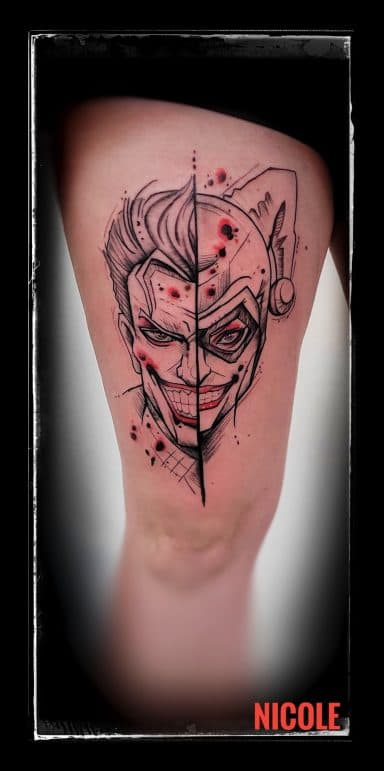 Split-face tattoo van Joker en Harley Quinn in trash-polka stijl op bovenbeen.