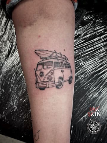 Fineline tattoo van een VW T1 busje met surfplank op het dak.