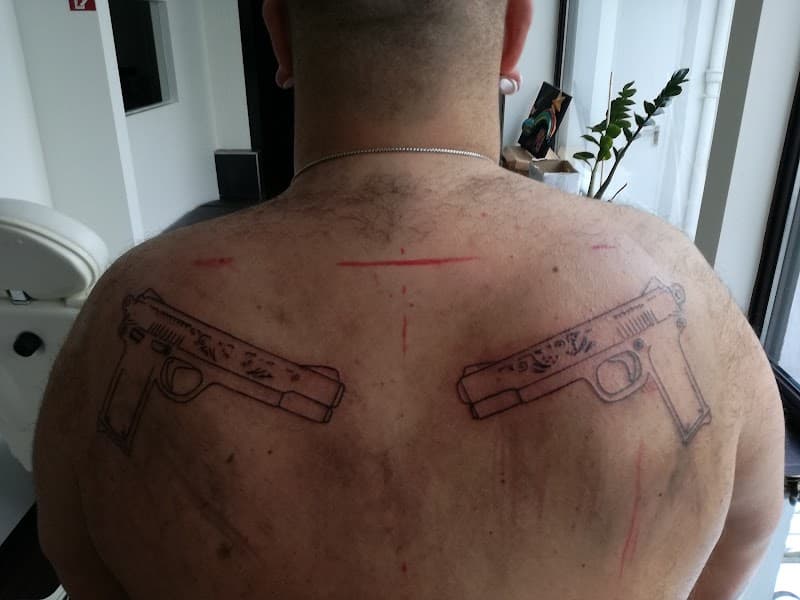 Twee fineline pistolen op de bovenrug.