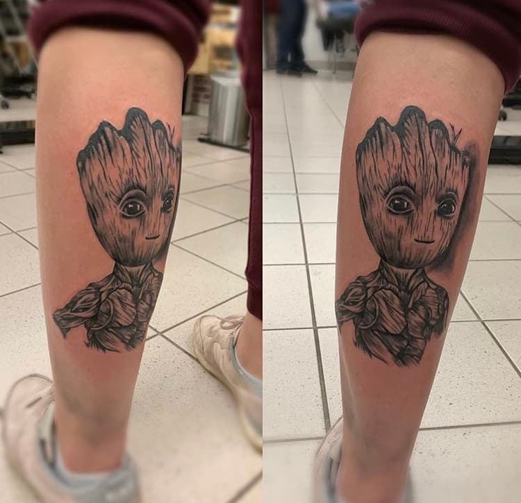 Zwart-wit Baby Groot tattoo op het onderbeen.