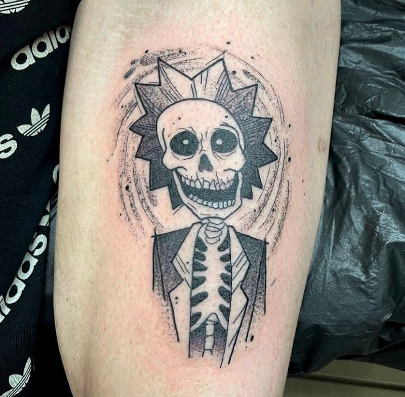 Illustratieve Rick Sanchez skelet tattoo in pak op bovenbeen.