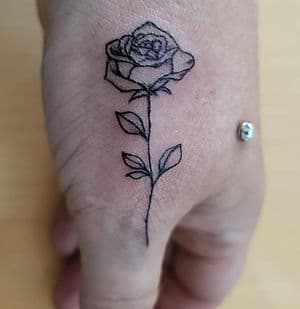 Minimalistische fineline roos op de hand.