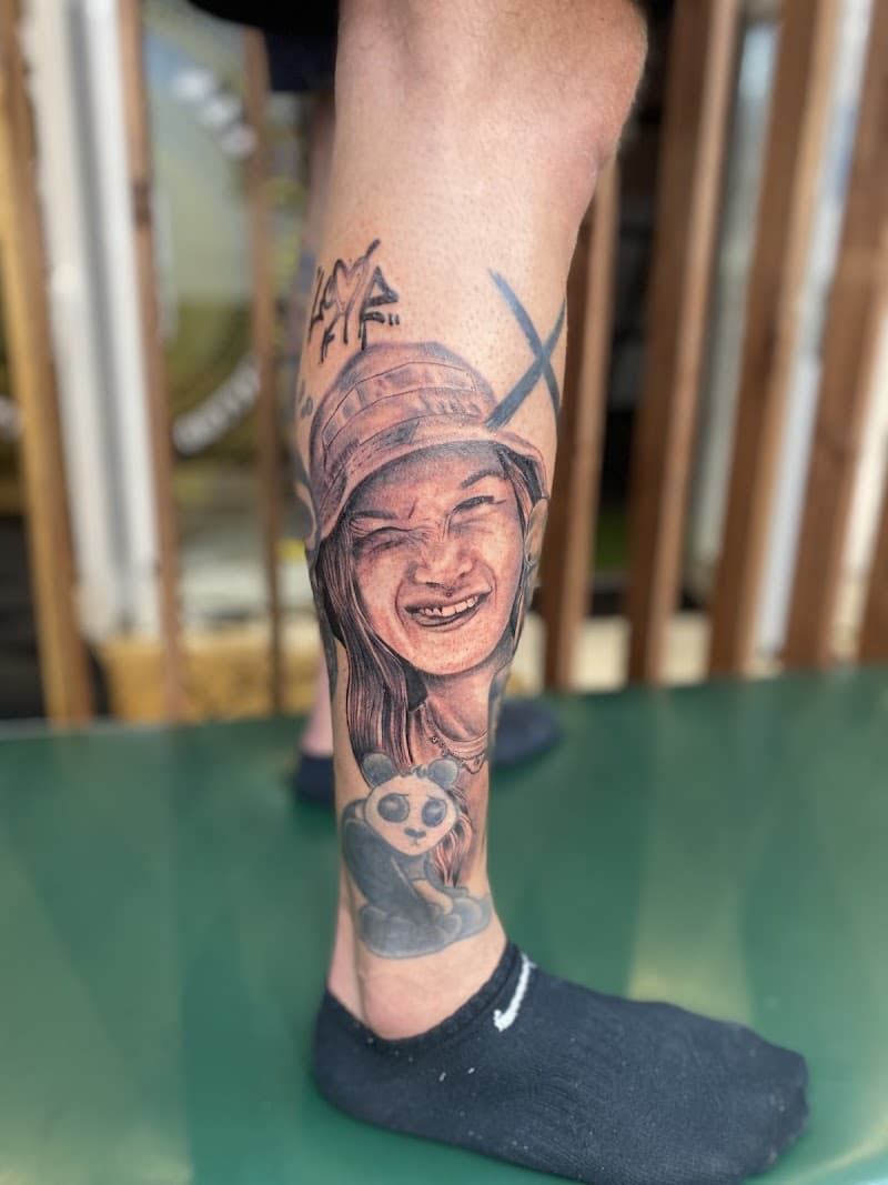 Portret van lachende vrouw met hoedje, panda en tekst op onderbeen.