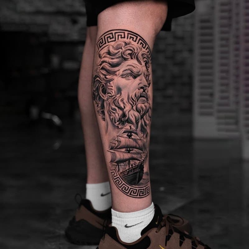 Realistische Poseidon en schip tattoo op onderbeen.