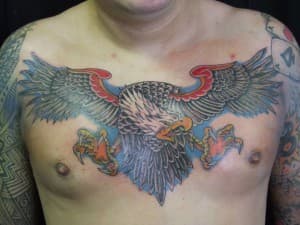 Grote traditionele adelaarstattoo op de borst.