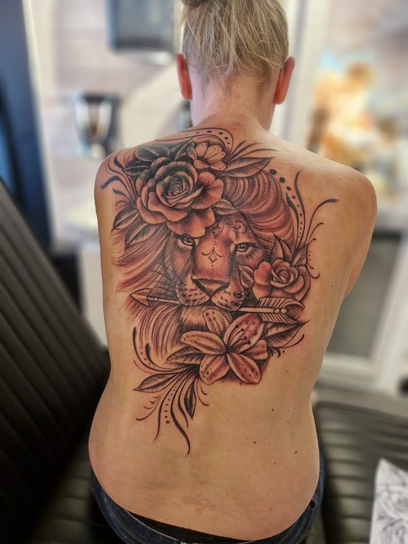 Grote leeuw met bloemen en pijl op de bovenrug.