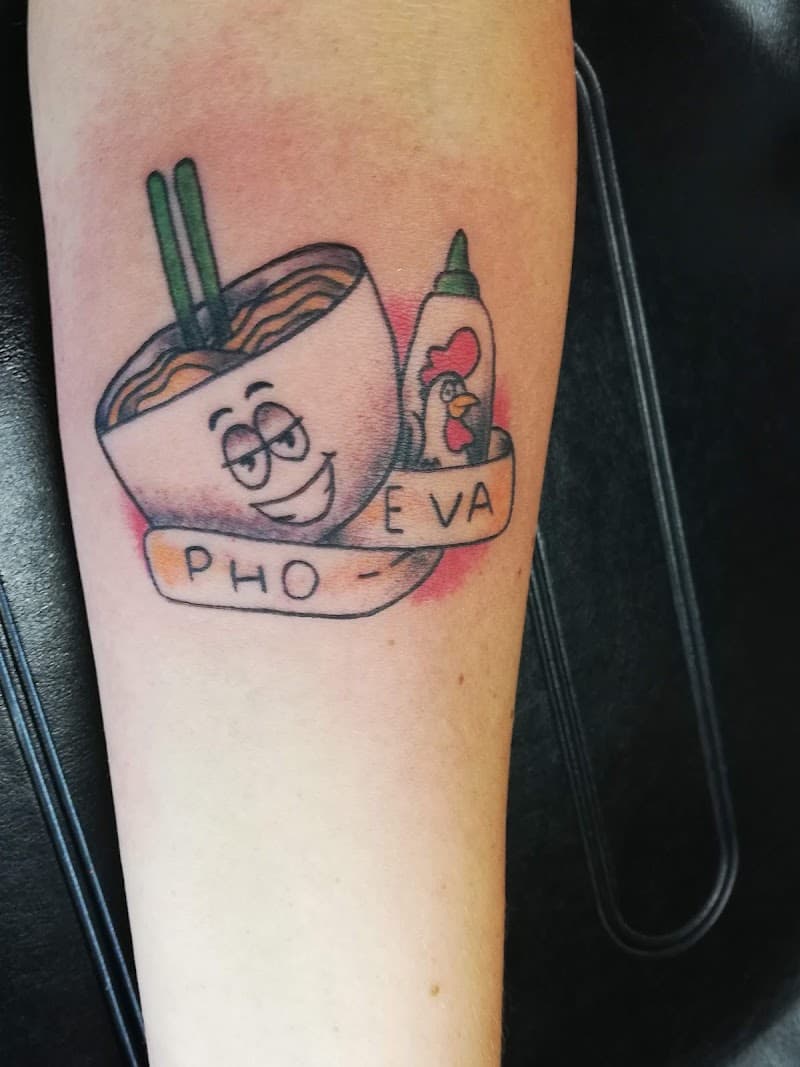 Cartoon pho kom met gezicht, sriracha fles en 'PHO-EVA' banner.