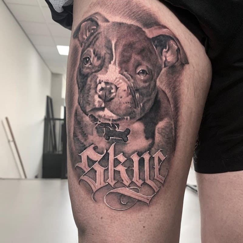 Realistisch portret van een pitbull puppy met de naam 'Skye' in sierlijke letters.