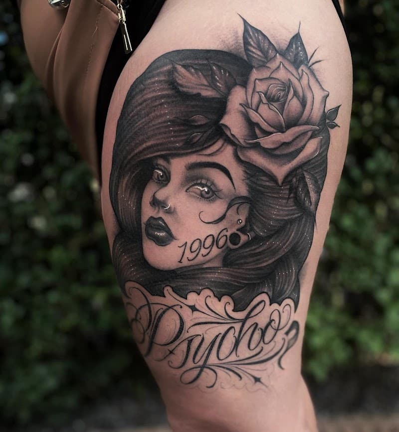 Black & grey portret van vrouw met roos, '1996' en 'Psycho' tekst.
