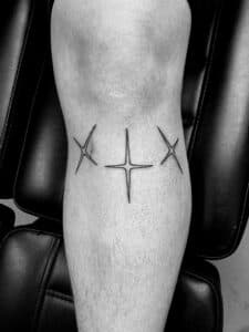 Drie minimalistische sterren op het onderbeen.