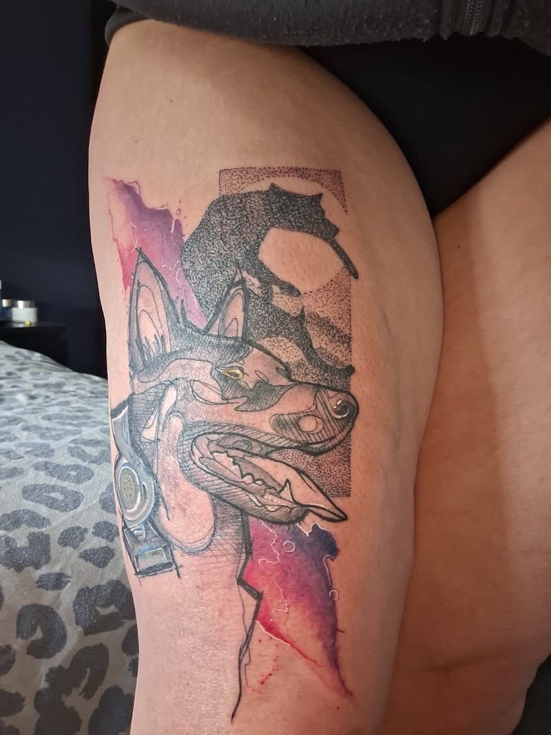 Illustratieve hondentattoo met aquarel en dotwork op bovenbeen.