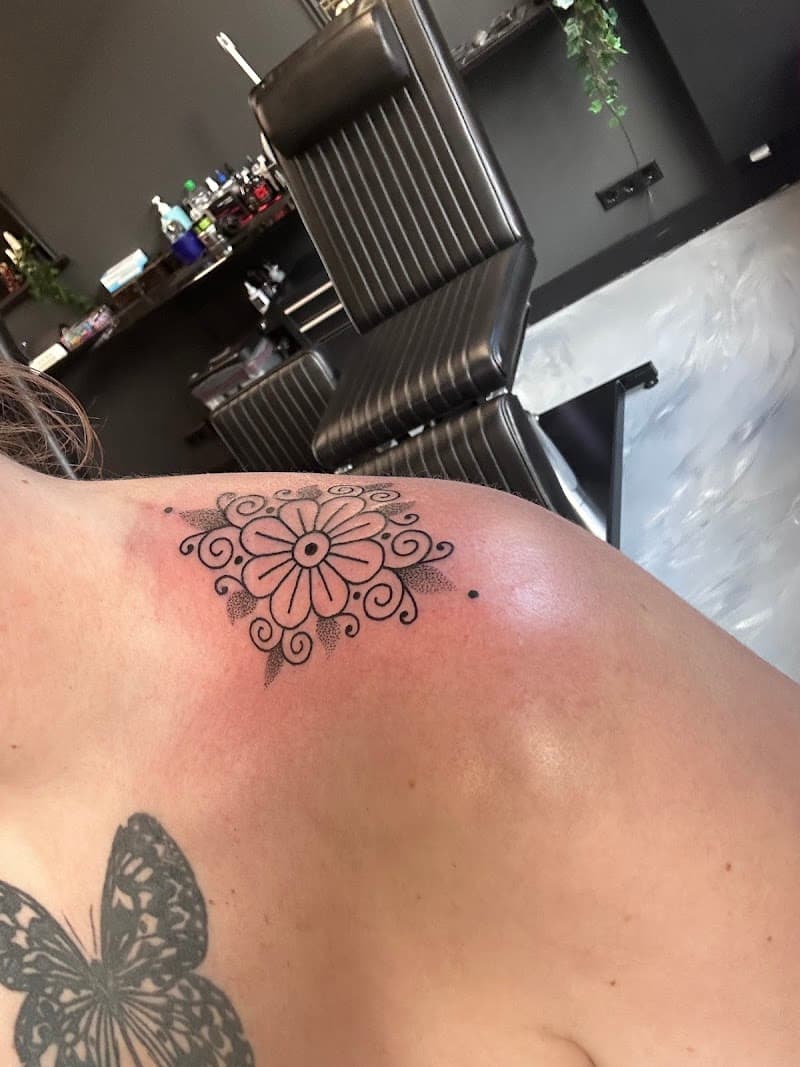 Nieuwe blackwork bloem/mandala op schouder, met genezen vlinder eronder.