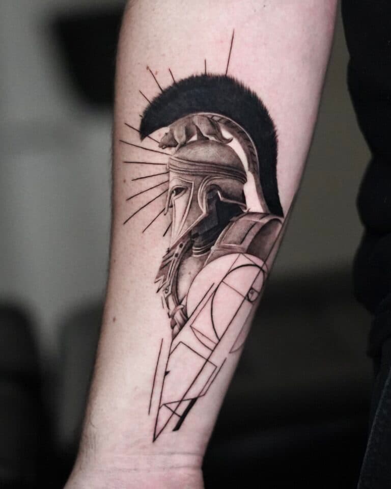 Realistische Spartaanse helm met geometrische vormen op onderarm.