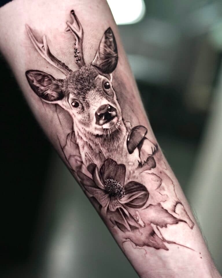 Realistisch hert met bloem en paddenstoel op onderarm.