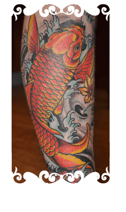 Kleurrijke Japanse koi karper tattoo op onderbeen.