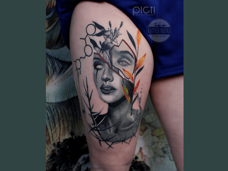 Surrealistisch portret met gebroken gezicht, bloemen en geometrische lijnen.