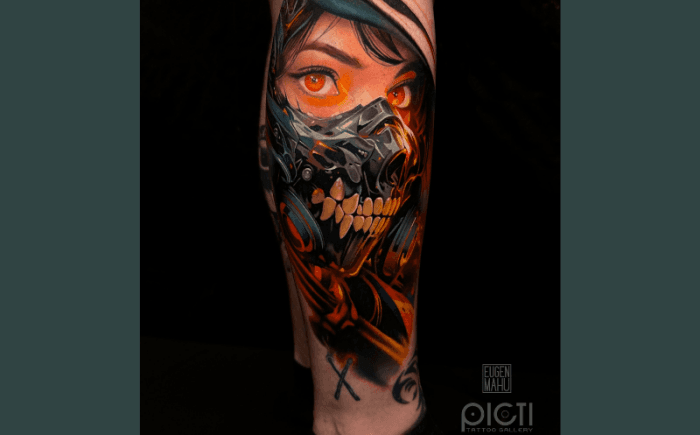 Neo-traditionele tattoo van vrouw met biomechanisch masker en vurige ogen.