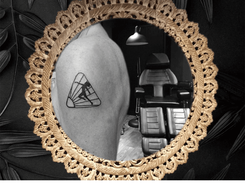 Klein silhouet van danser in driehoek op schouder.