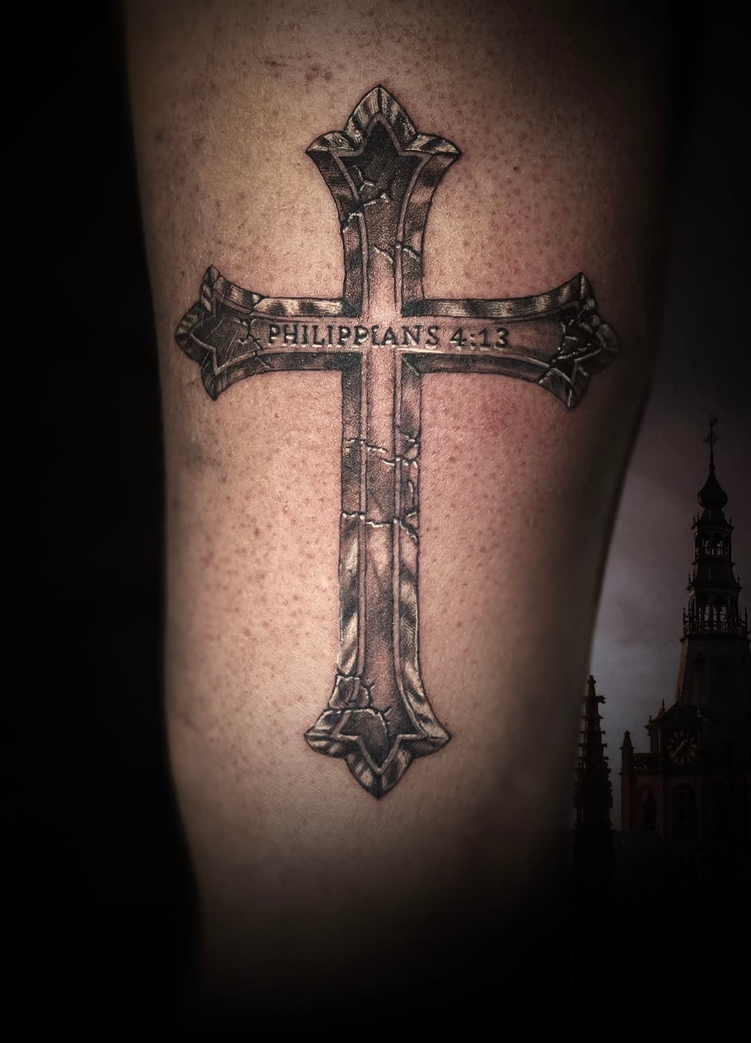 Realistisch stenen kruis met tekst 'Philippians 4:13'.