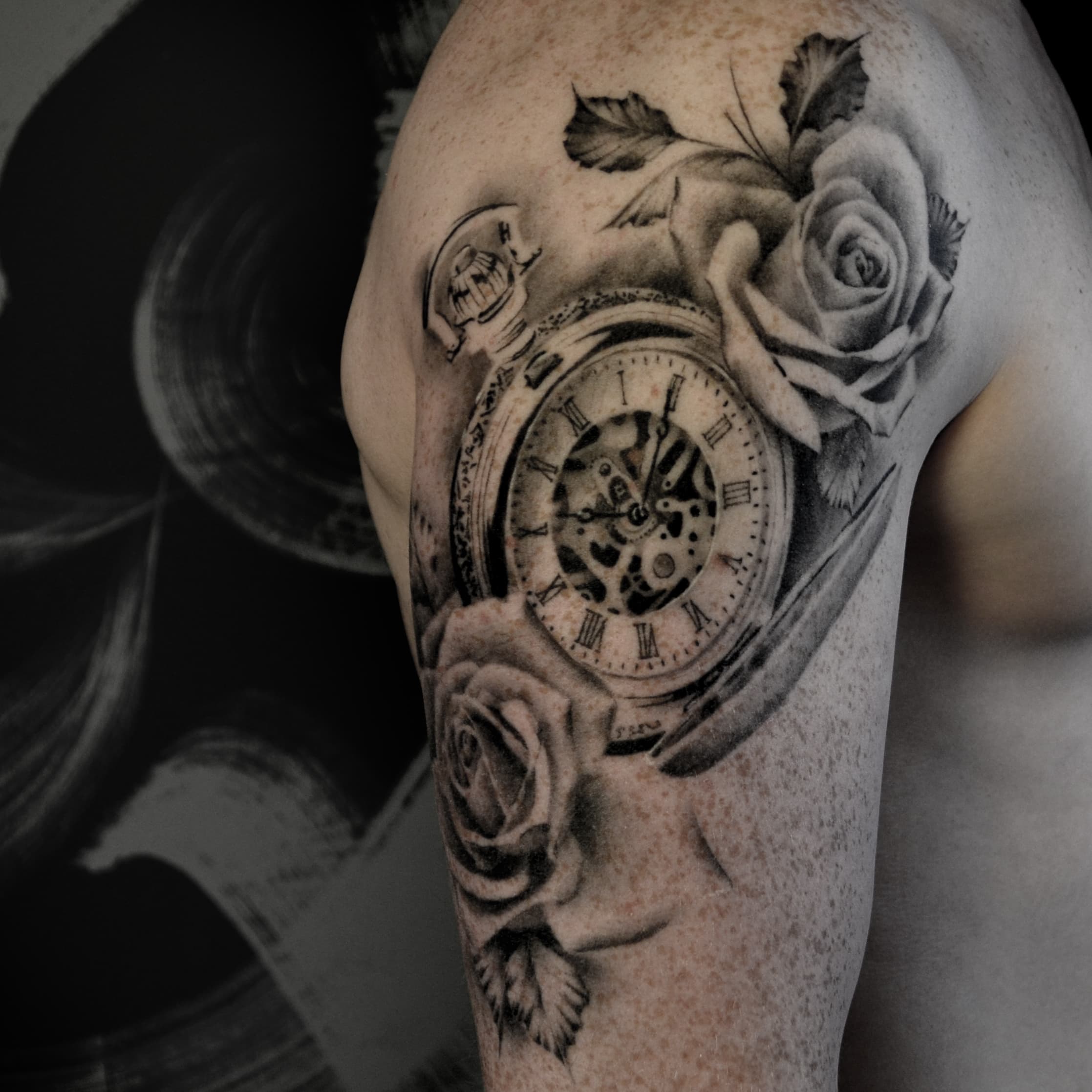 Realistische zwart-wit tattoo van een zakhorloge en twee rozen op de bovenarm.